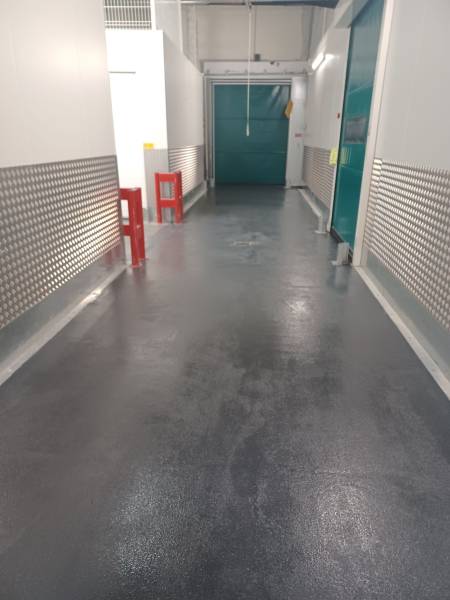 Couloir réserves magasin agroalimentaire en résine polyaspartique 