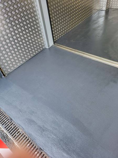 Réfection d'un SAS d'entrée en résine polyaspartique - Teinte RAL 7024 dans un magasin alimentaire