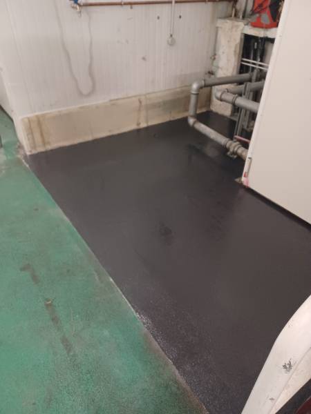 Réalisation d'une petite surface en résine polyaspartique sur un site industriel