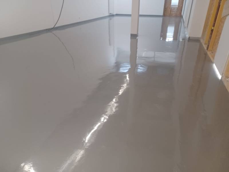 Réception de chantier pour une résine polyuréthane semi-épaisse avec une finition lisse à Bourgoin-Jallieu dans le palais des sports